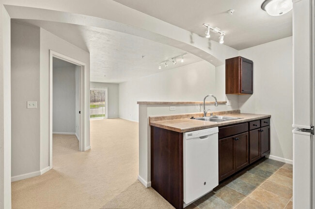 Building Photo - Broadway Commons LLC