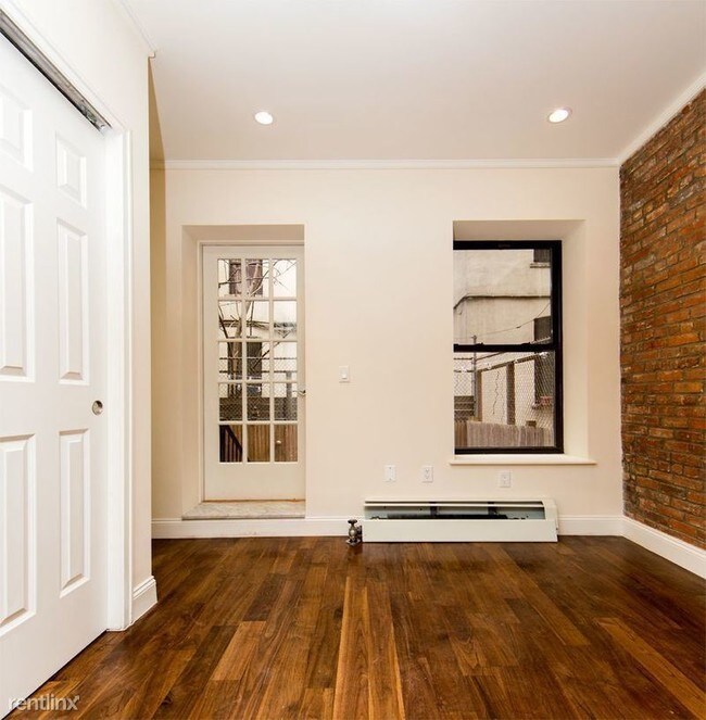Building Photo - 2 br, 1 bath Apartment - 614 E 9th St