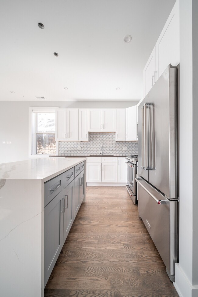 Foto del edificio - 556 W 18th St