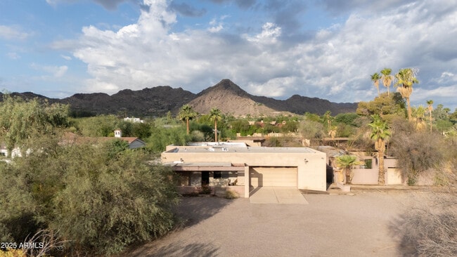 Building Photo - 6701 E Mockingbird Ln
