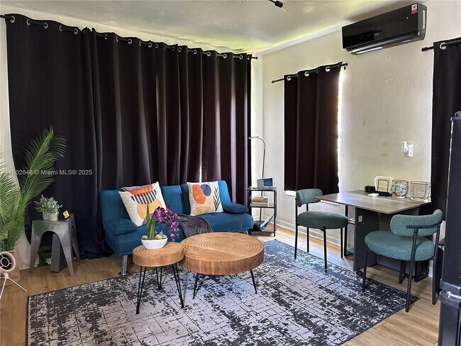 Foto del edificio - 910 NE 81st St
