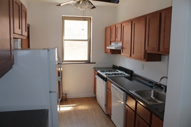 Kitchen - 703-711 N Mayfield Ave