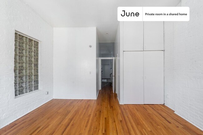 Foto del edificio - Private bedroom in 3 bed/2 bath Home