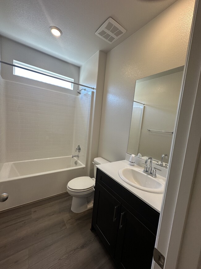 Foto del edificio - 35310 Hutchison Pl