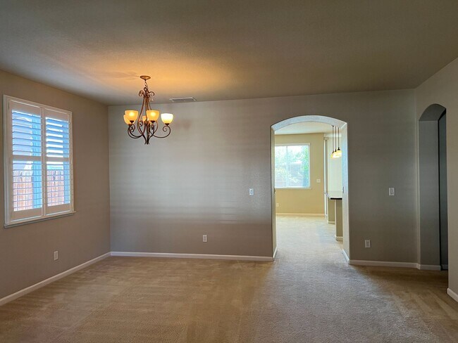 Building Photo - Available NOW! Open Showing on Friday 4/19...