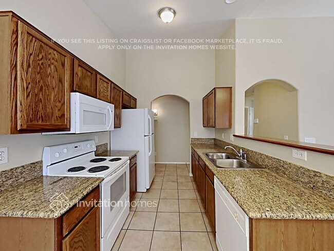 Foto del edificio - 16661 W Latham St