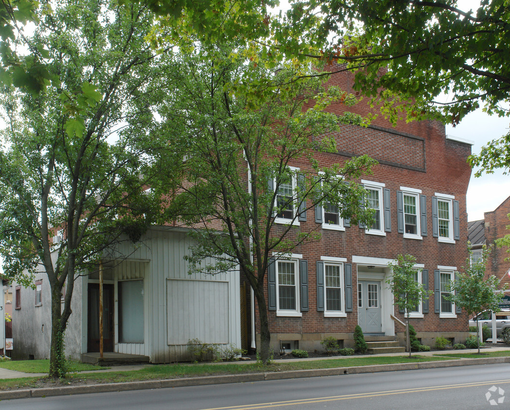 Primary Photo - Colonial Apartments