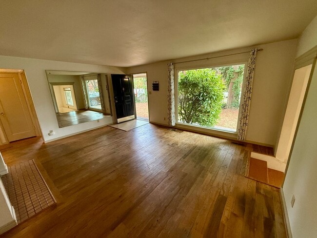 Building Photo - Available Now, Quaint 3-Bedroom Gem Across from Ridgecrest Elementary
