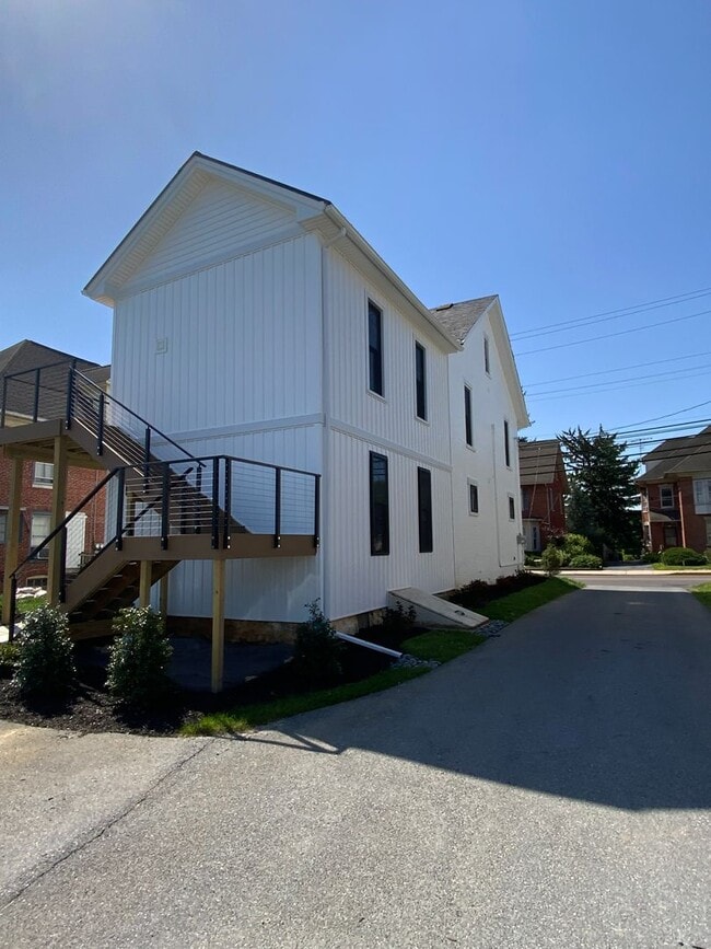 Building Photo - 221 W Main St