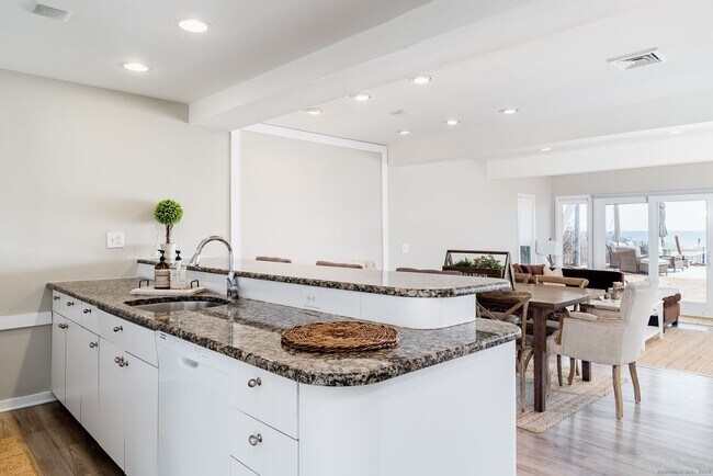 Foto del edificio - 1987 Fairfield Beach Rd