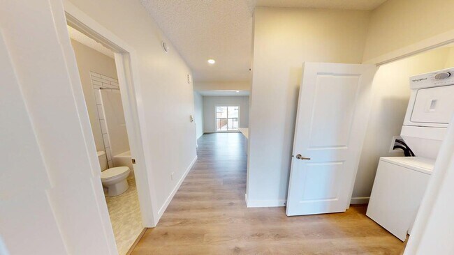 Photo du bâtiment - Spectacular 2 bedroom, 1 bathroom townhouse with a garage for rent in NE Edmonton!