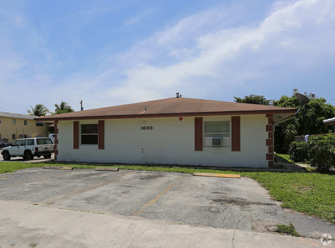 Building Photo - 1630 N Dixie Hwy