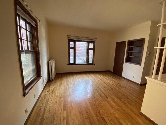 Foto del edificio - 1 Bed 1 Bath Historic Preserved Douglas Apartments in Desirable Lowry Hill Available Now!