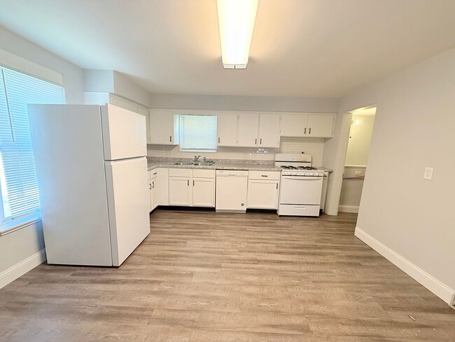 Foto del edificio - Spacious 4-Bedroom Home with Fenced Backyard