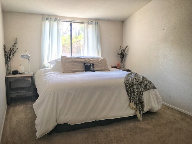 Building Photo - Great End Unit, Single Story In Gated Comm...