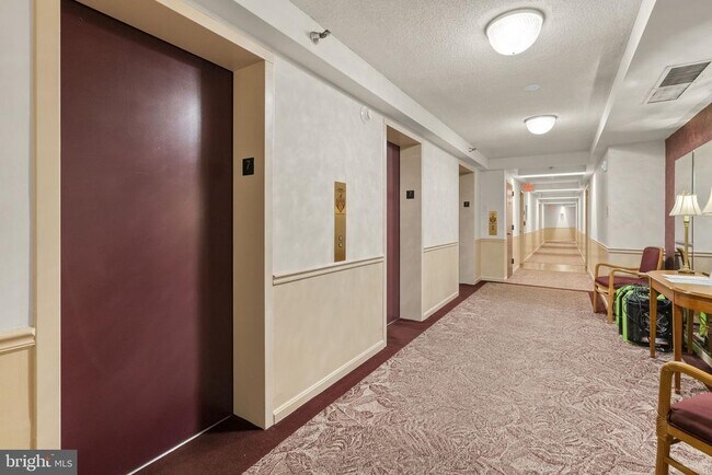 Foto del edificio - 15101 Interlachen Dr
