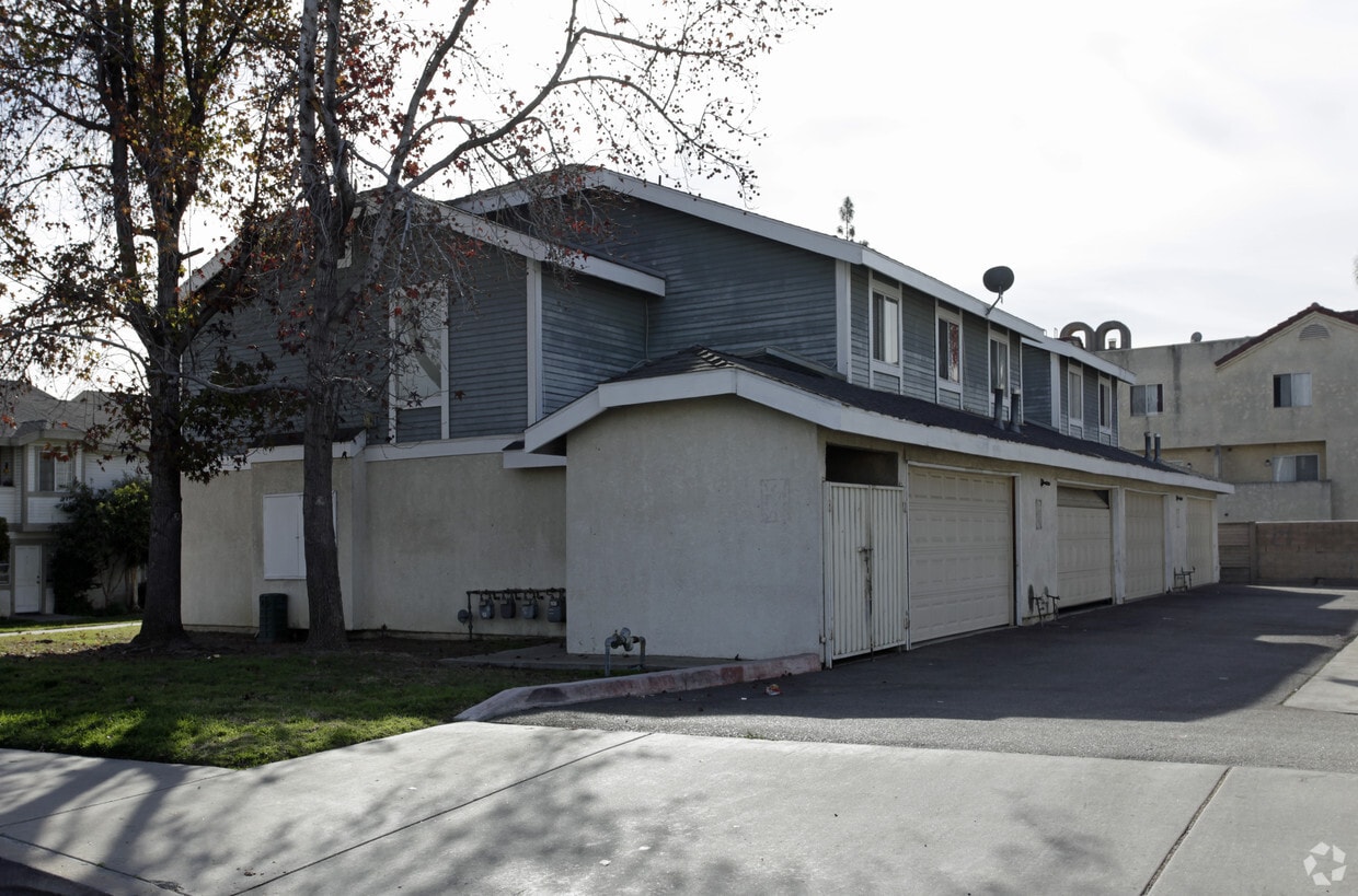 Building Photo - 840 E Cedar St