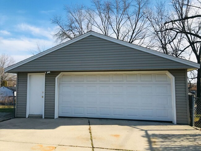 Building Photo - Single Family 3 Bedroom Home