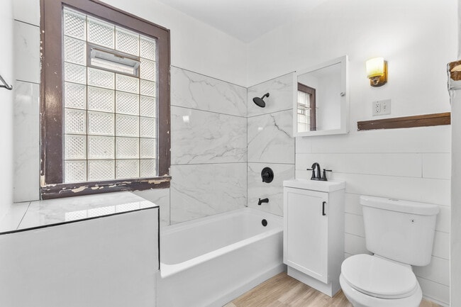 Foto del edificio - 926 E Locust St