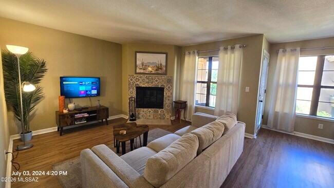 Foto del edificio - 6651 N Campbell Ave