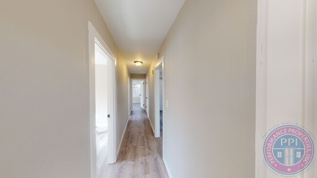 Building Photo - Desirable Woodlawn Neighborhood Ranch