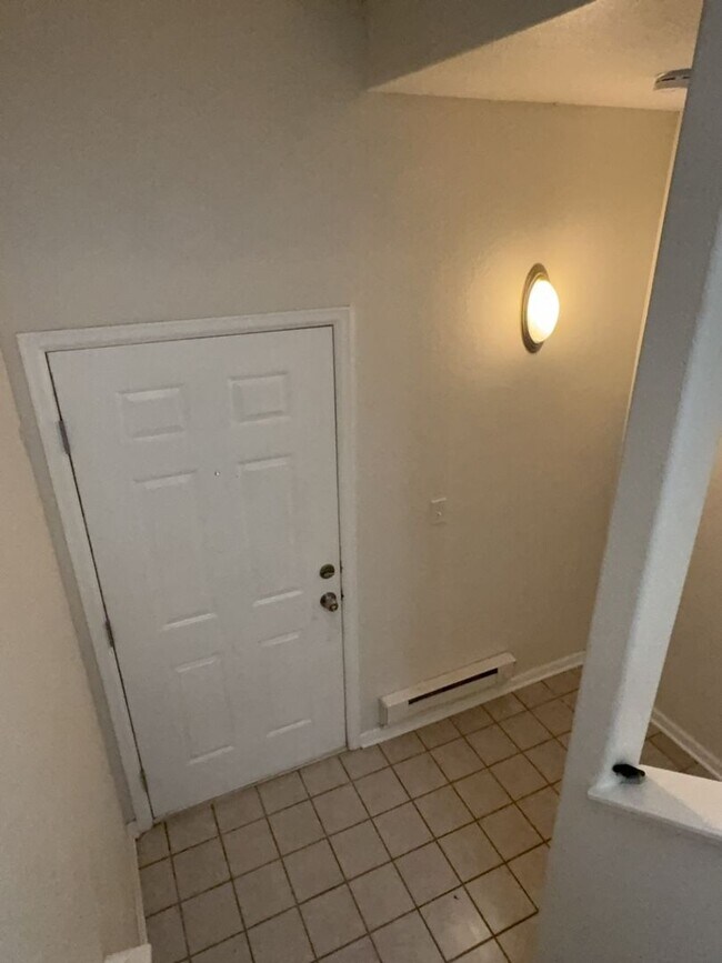 Building Photo - Spacious 2 Bed, 2 Bath Condo