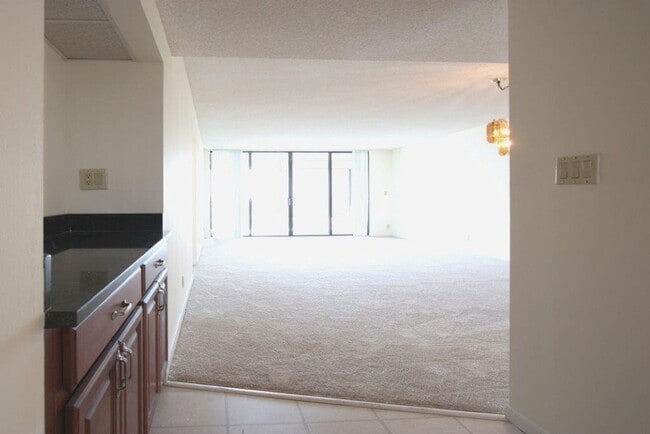 Building Photo - 2BD/2BA 7th Floor Condo with Stunning Golf...