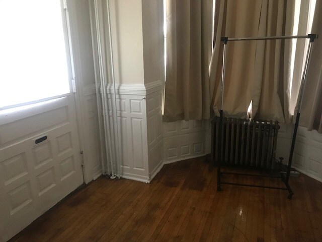 front bedroom with side entrance to porch - 3416 Race St