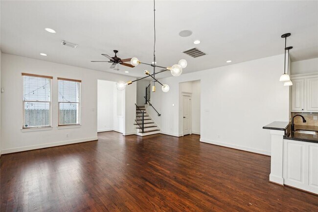 Building Photo - 1120 W 18th St