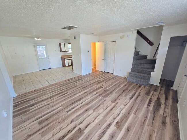 Foto del edificio - 3-Bedroom Townhome with Fenced in Yard!