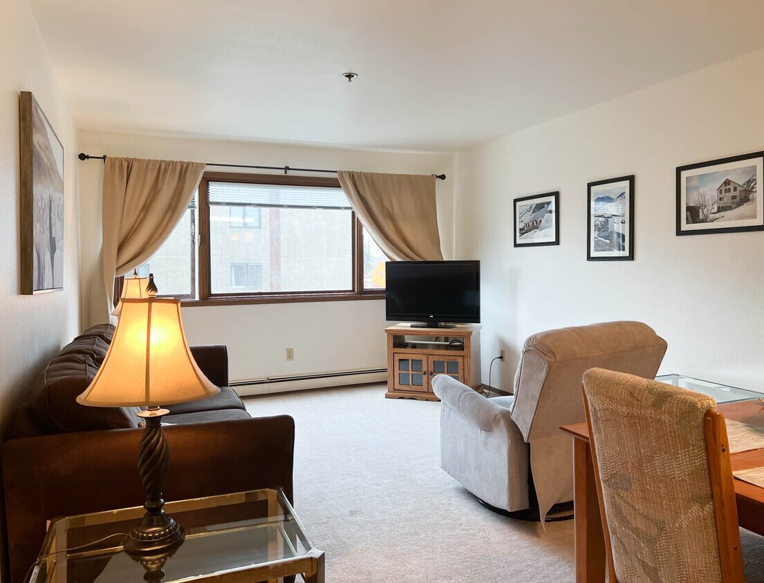 Foto principal - 380 E 11th Ave