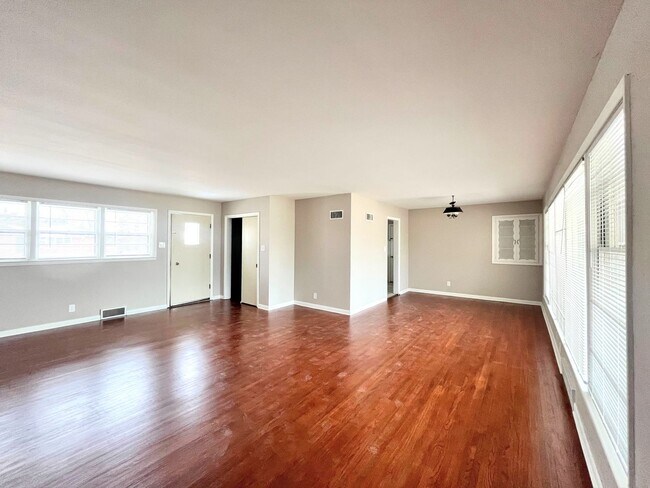 Building Photo - Beautiful 3 Bed 1 Bath Home