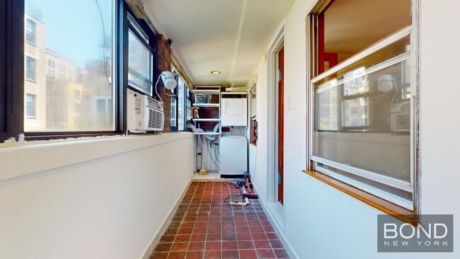 Building Photo - 325 W 88th St
