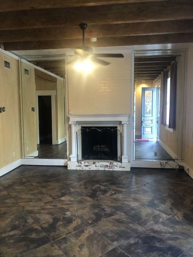Building Photo - 2 Bedroom Townhouse in great location