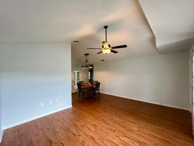 Foto del edificio - Beautiful 3 Bedroom, 2 Bath Home in Sanfor...