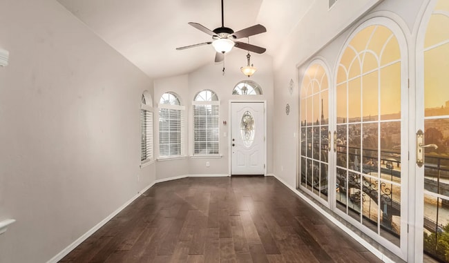 Building Photo - 517 S Paradise Dr