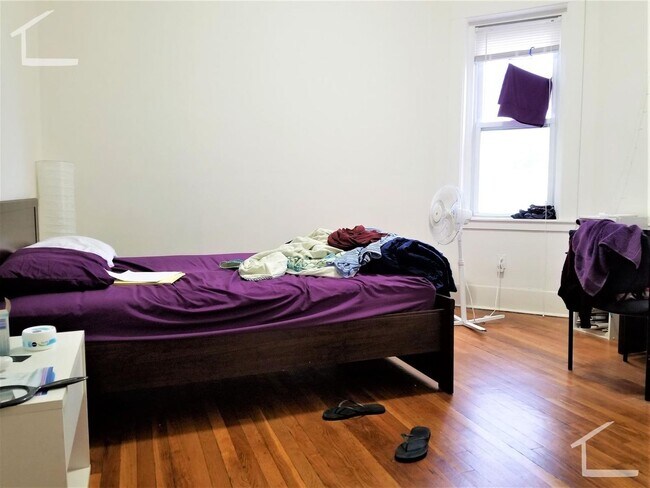 Building Photo - Great 4 Bedroom located close to BU Available 09/01/26