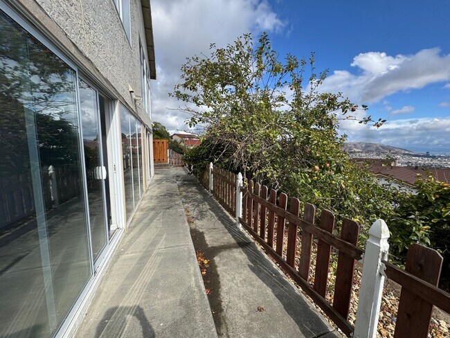 Photo - BEAUTIFUL SPACIOUS 4 BEDROOM HOME IN SAN F...