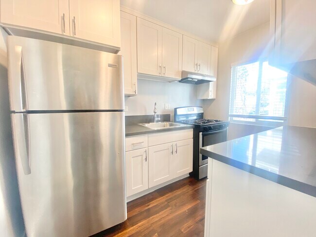 Building Photo - 5557 Carlton Way