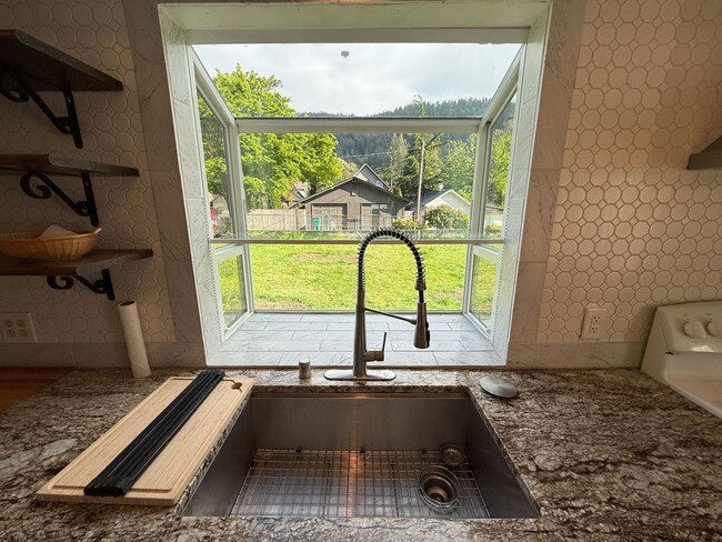Building Photo - Charming 2 Bed / 1 Bath Home in Index – Newly Refurbished!