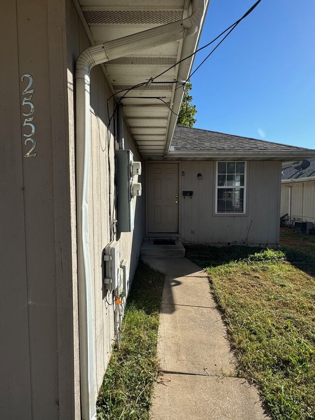 Building Photo - 2 Bed | 1 Bath | 1 Car Garage! 900 sqft ho...