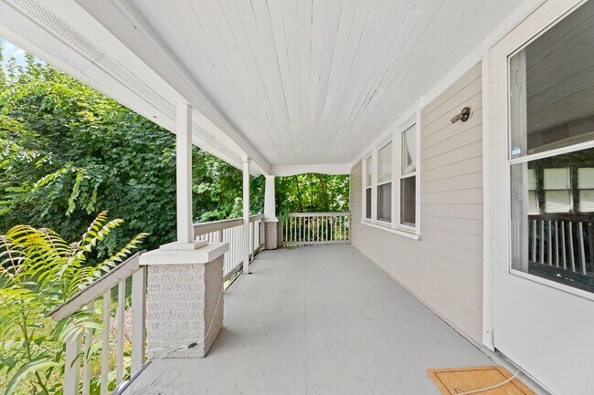 Foto del edificio - West Akron 3BR with Porch & Off-Street Par...