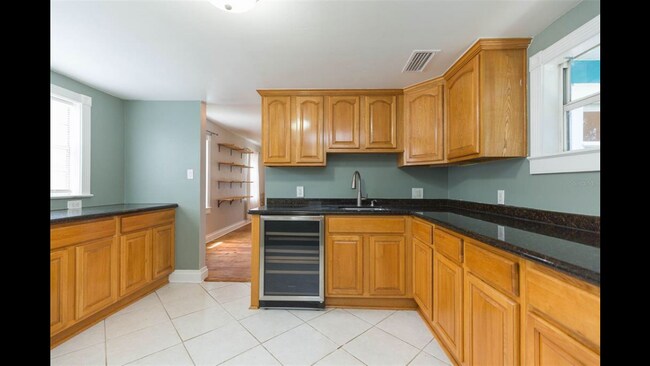 Building Photo - 1221 E Flora St