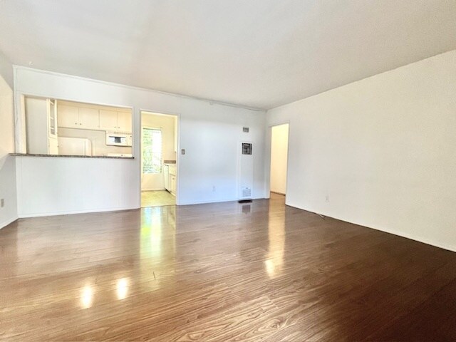 Foto del edificio - 1152 N Poinsettia Pl