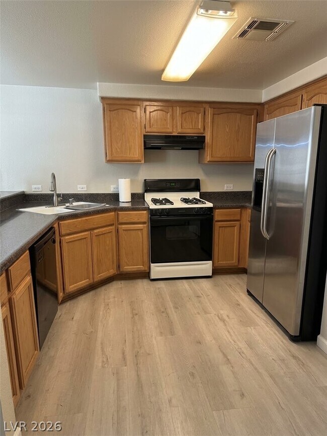 Building Photo - 3400 Cabana Dr