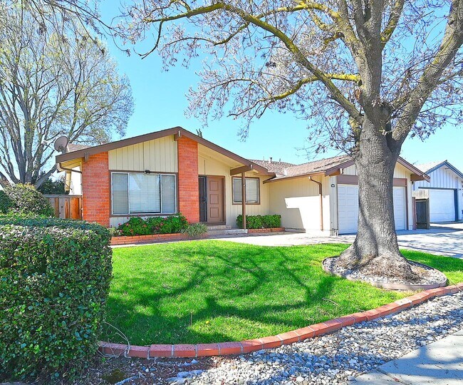 Building Photo - $3990/ GORGEOUS 4 BEDROOM REMODELED BROOKV...