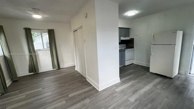 Foto del edificio - 6300 Miramar Pkwy