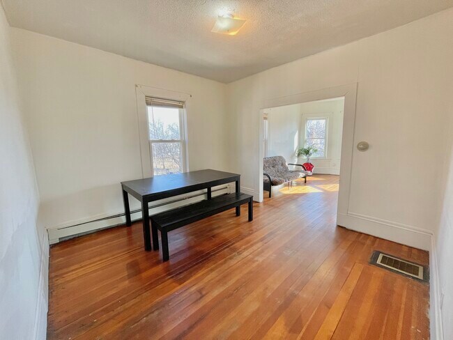 Building Photo - 112 Salem St