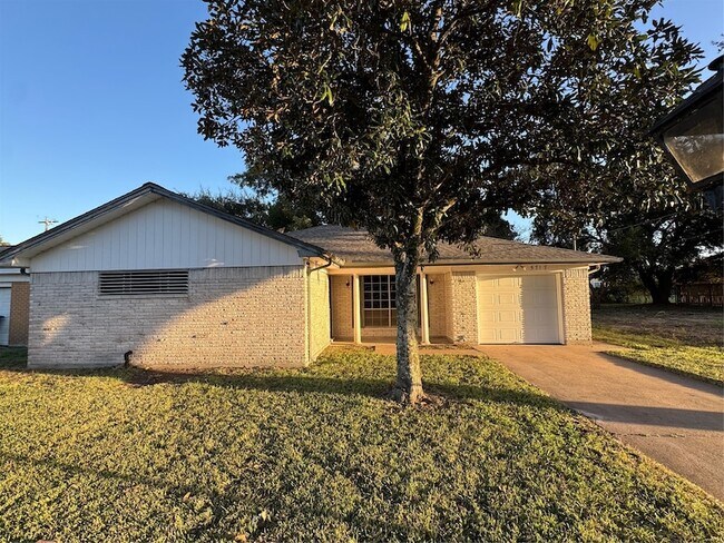 Foto del edificio - 5717 Woodrow St