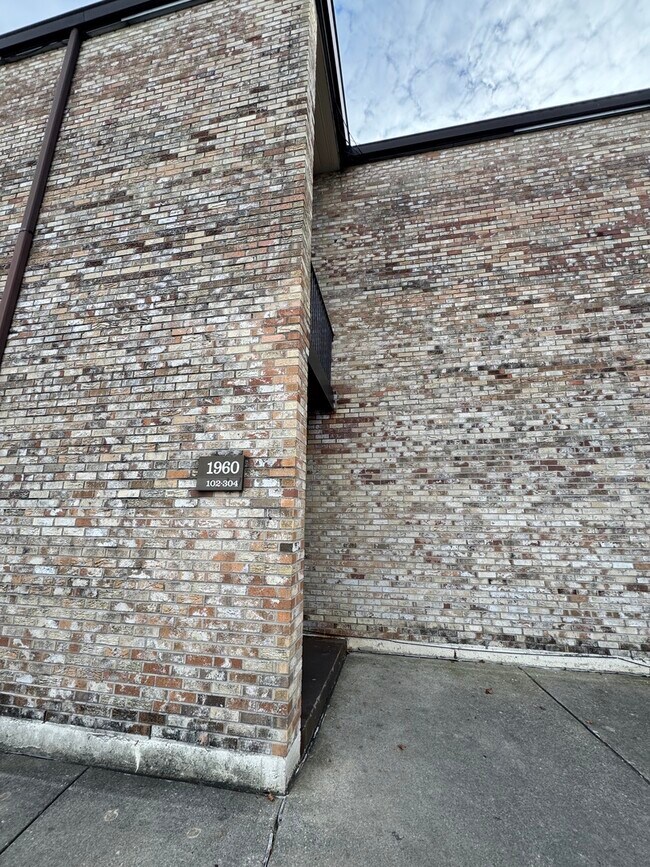 Building Photo - 1960 Cherry Ln